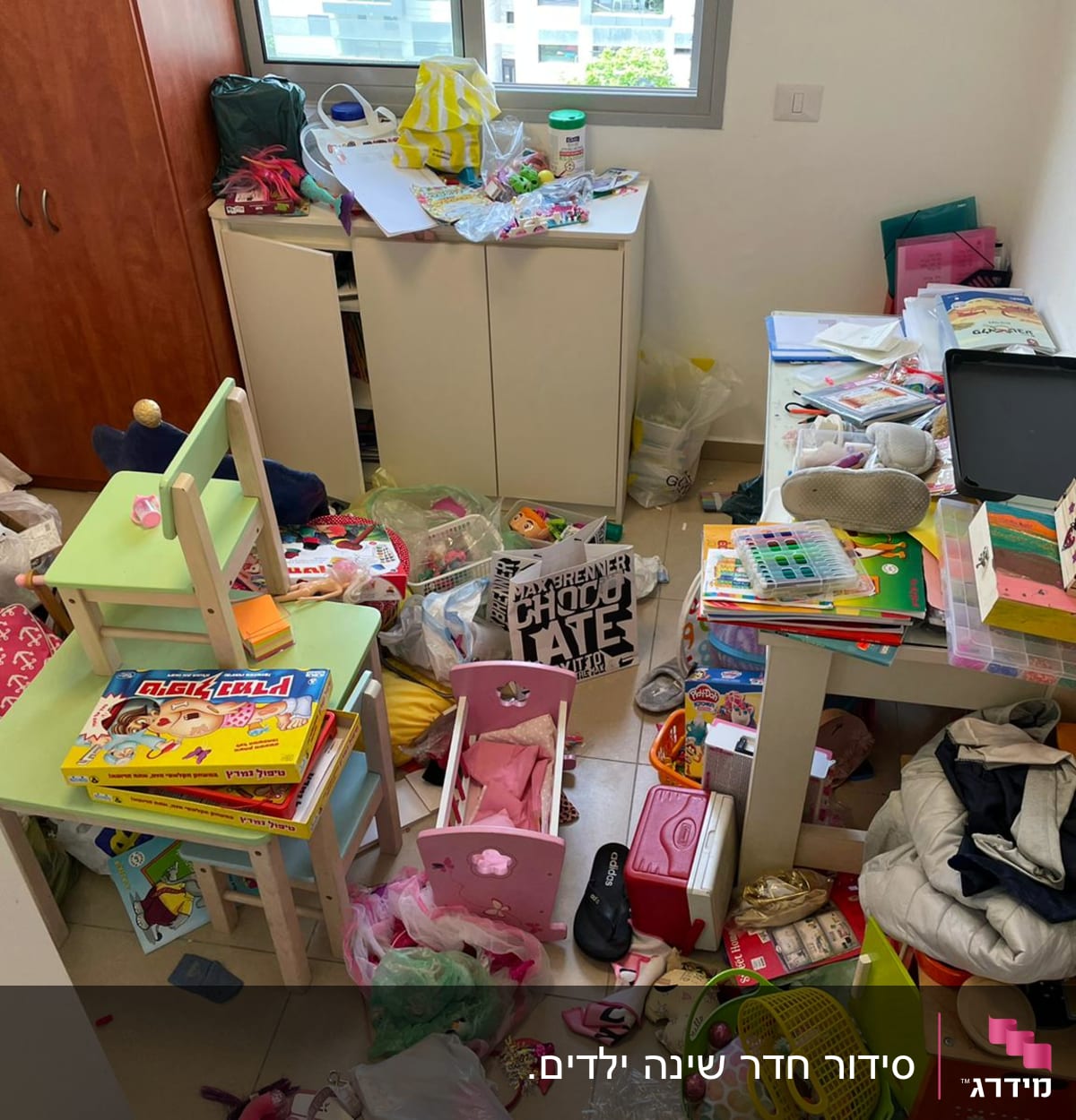 חדר מבולגן עם צעצועים, בגדים, שולחנות וכיסאות קטנים